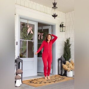 SMASH & TESS JILLY JOGGER ROMPER IN JILLY RED. Colab with Jillian Harris. XS 🇨🇦